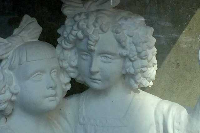 Il cimitero di Bari e un'antica statua: ritrae Nella e Ninetta, sorelline uccise dalla Spagnola